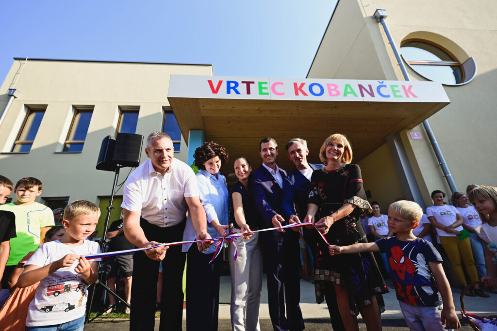 Mag. Dejan Zidan dr. Vlasta Krmelj Eva Hren dr. Rok Cajzek Marko Lukic in Manja Kokalj Foto pigac.si