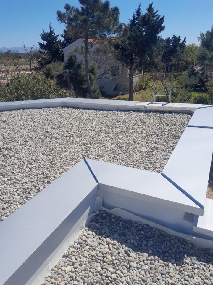Kako preprečiti zamakanje vode na ravni strehi